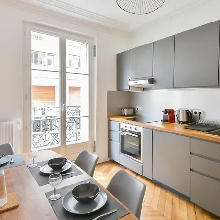 Haussman Et Son Balcon - Welkeys