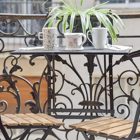 Haussman Et Son Balcon - Welkeys *