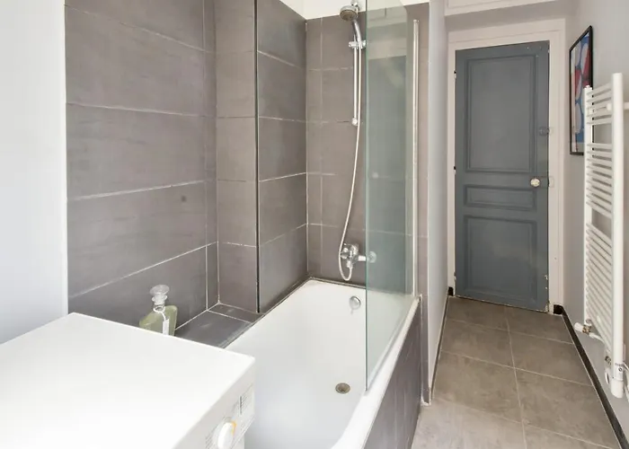 Haussman Et Son Balcon - Welkeys Apartman