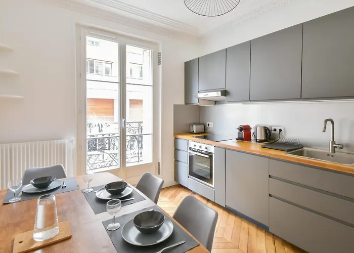 Haussman Et Son Balcon - Welkeys