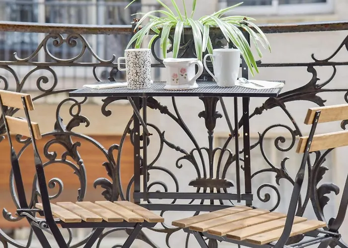 Haussman Et Son Balcon - Welkeys *